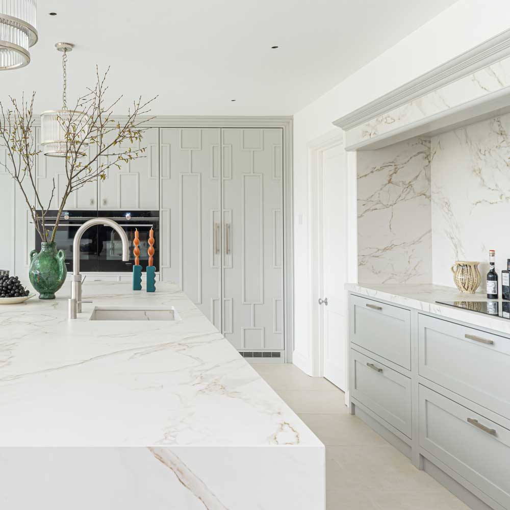Contemporary kitchen with marble-look porcelain worktop and matching splashback